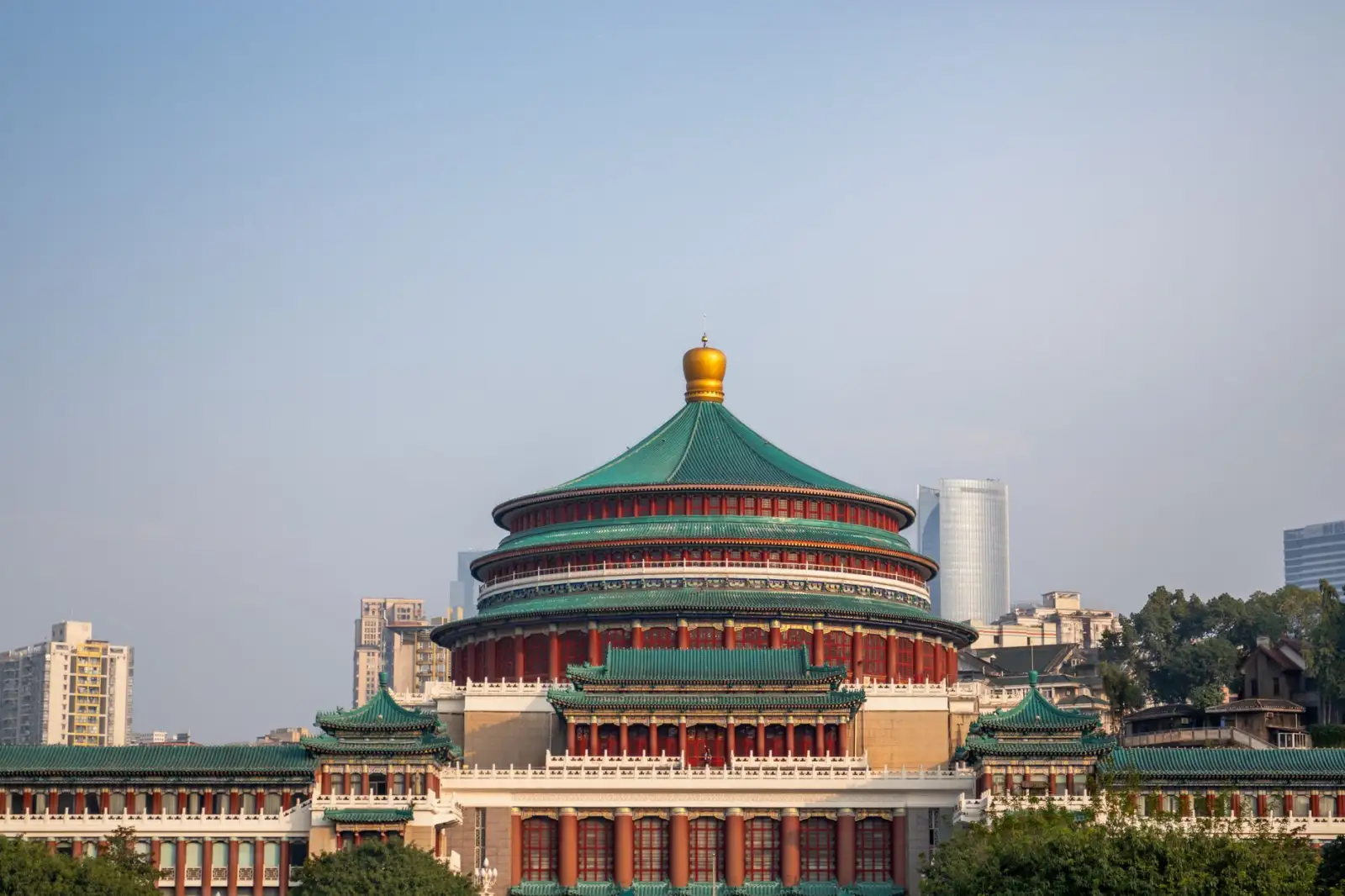 女装羽绒服与双面呢大衣生产工艺对比：保暖性与设计平衡要点