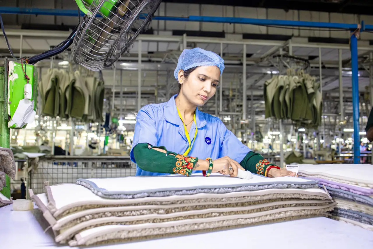 温州飓凡服饰解析：双面呢大衣与羽绒服如何满足冬季女装批发采购需求