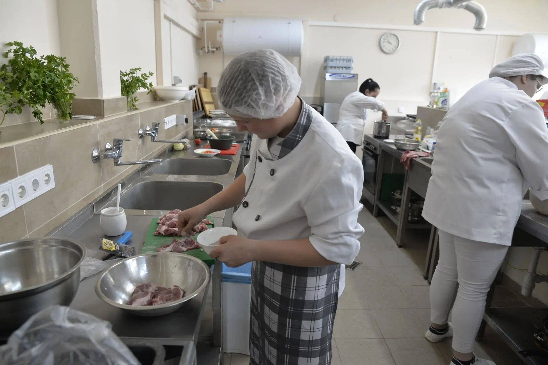 温州飓凡双面呢大衣与羽绒服产品技术优势对比分析