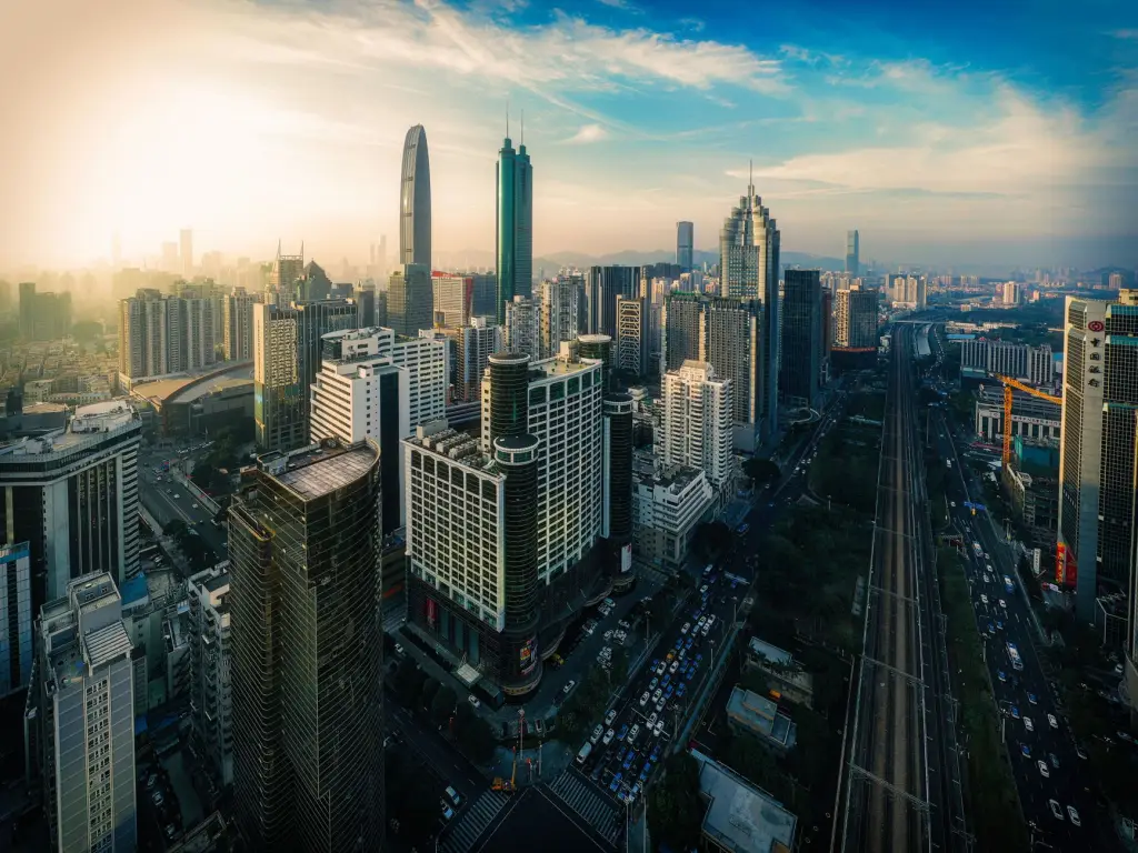 冬季女装批发选款指南：2025羽绒服与双面呢大衣流行趋势解析