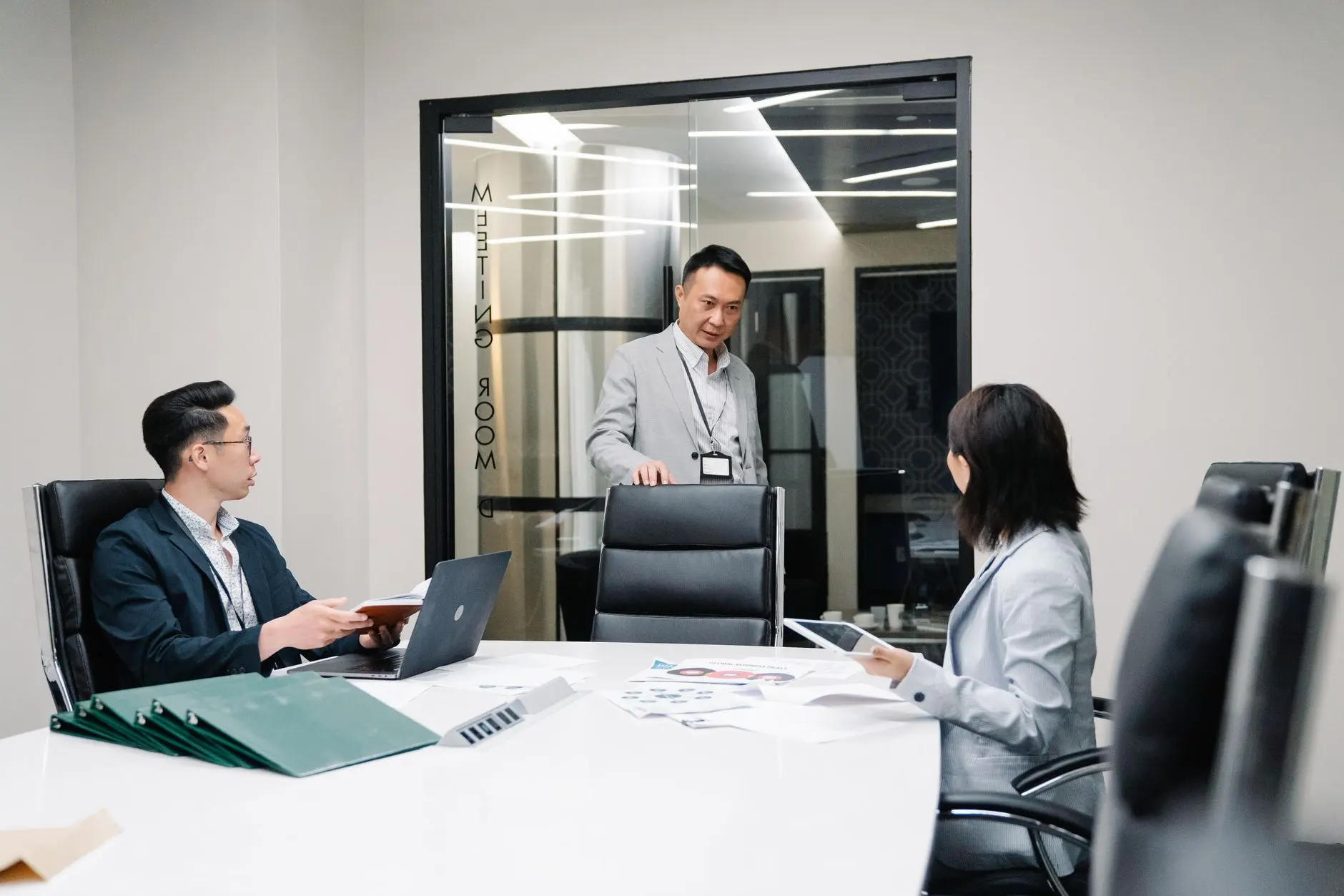 2025冬季女装批发市场趋势：羽绒服与双面呢大衣的流行风向解读