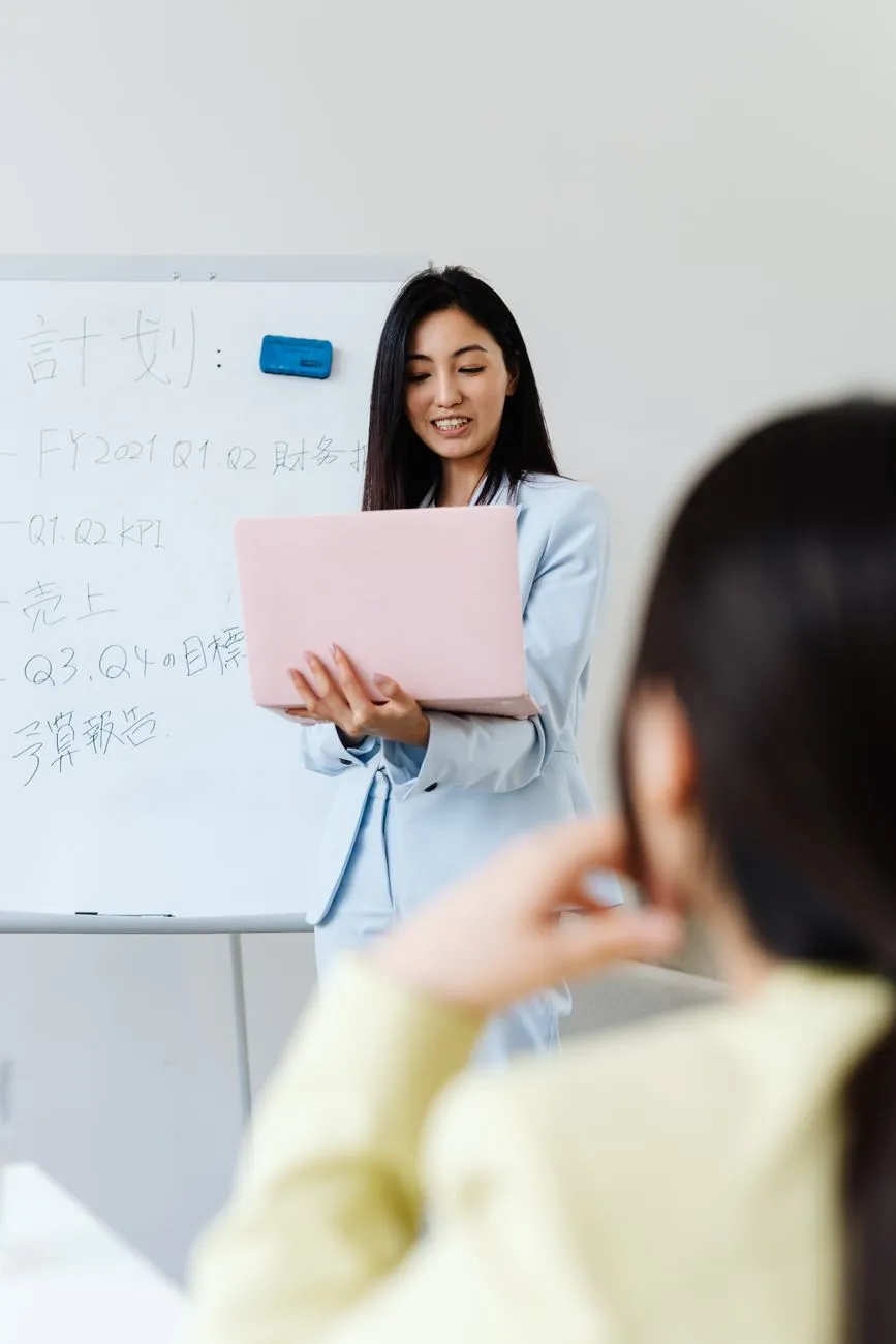 2024冬季女装批发市场趋势：双面呢大衣与羽绒服选购要点解析