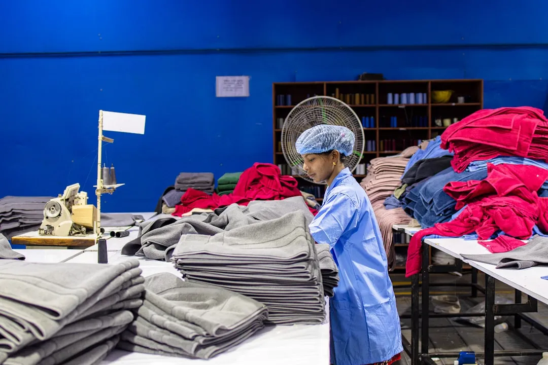 温州飓凡服饰2024冬季女装羽绒服与双面呢大衣参数对比分析