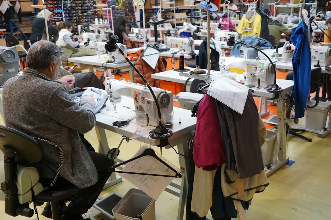 2025冬季女装批发市场趋势：羽绒服与双面呢大衣的流行风向