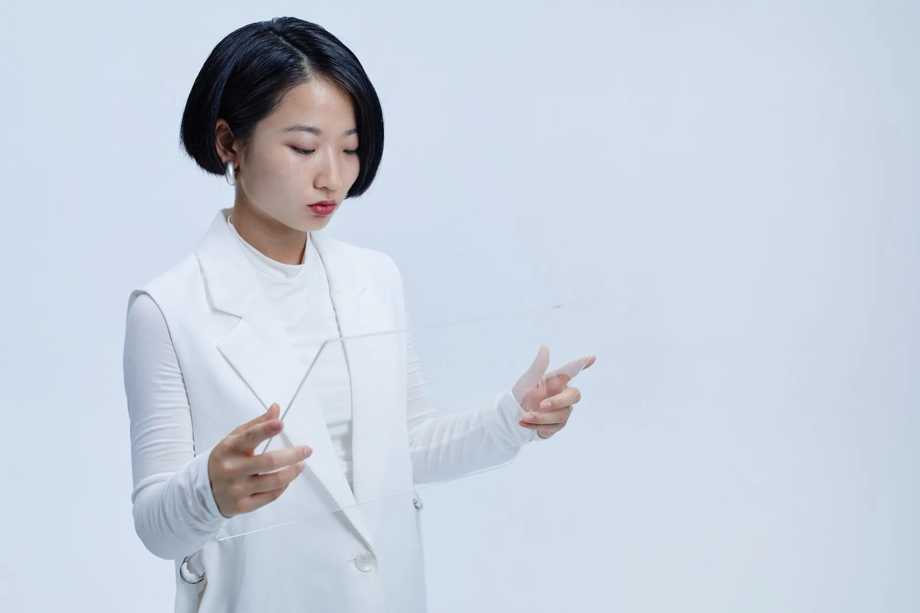 2024冬季女装批发市场趋势：双面呢大衣与羽绒服选购要点解析