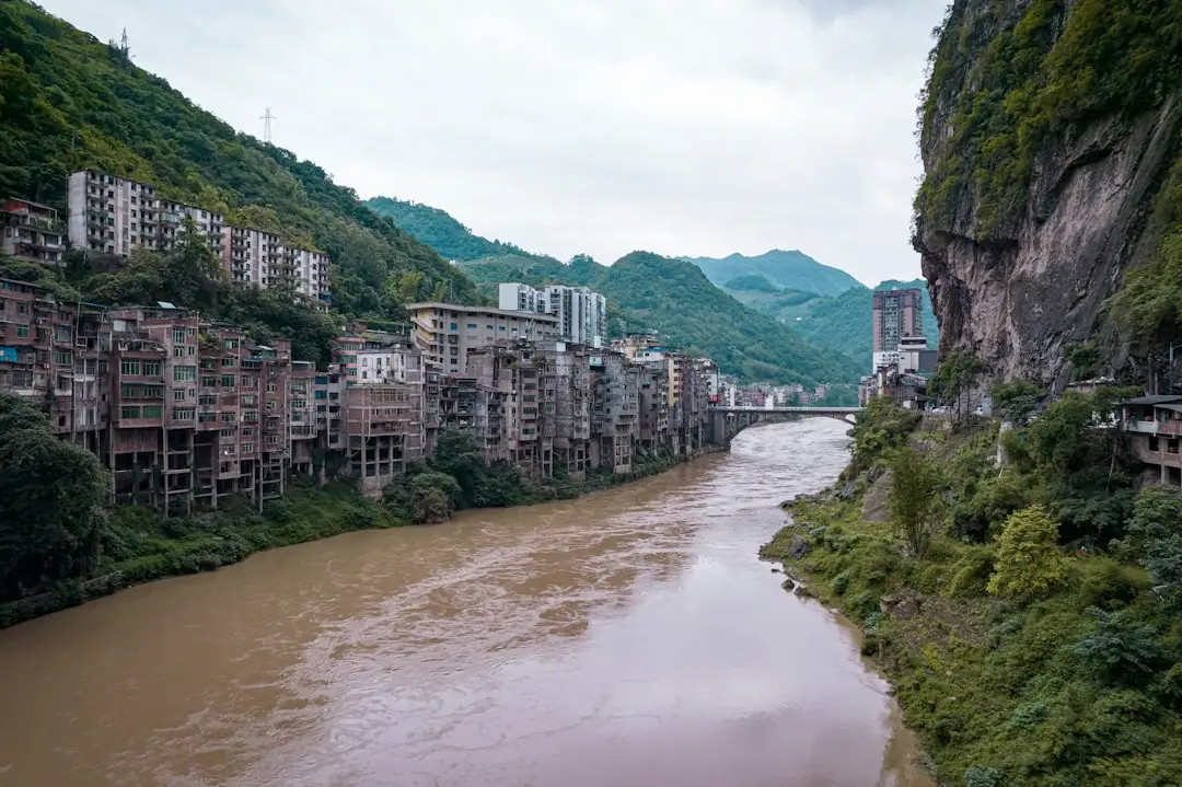 冬季女装批发市场趋势：双面呢大衣与羽绒服的选品策略分析